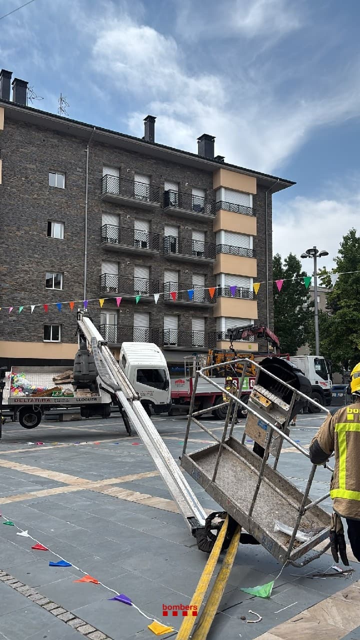 Bolca un camió amb cistella elevadora mentre uns operaris treballaven a la Seu d’Urgell