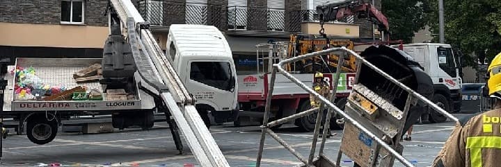 Bolca un camió amb cistella elevadora mentre uns operaris treballaven a la Seu d’Urgell