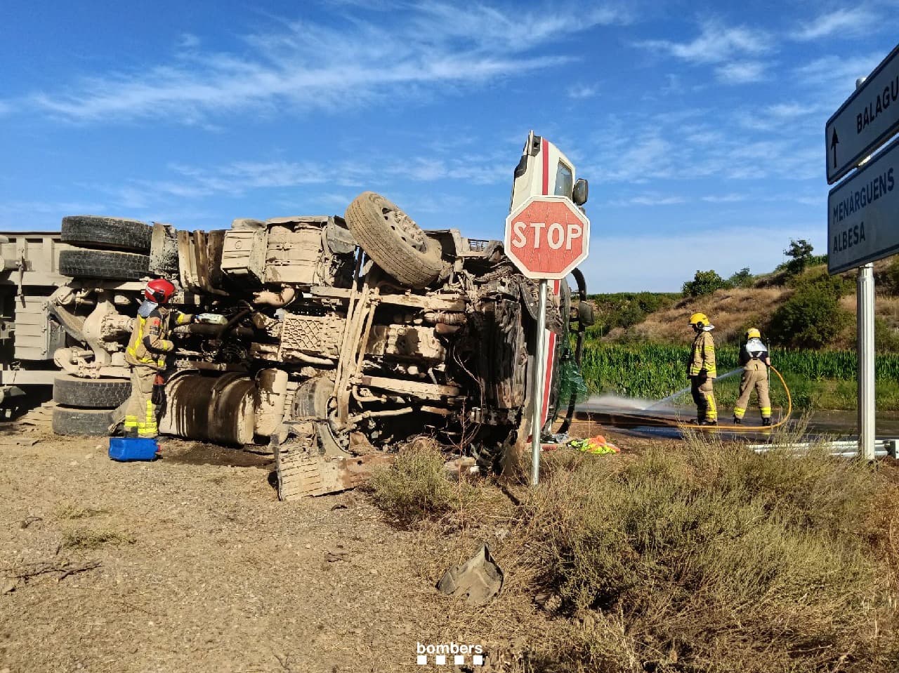 Ferit lleu el conductor d’un camió que ha bolcat a la C-12, a Menàrguens
