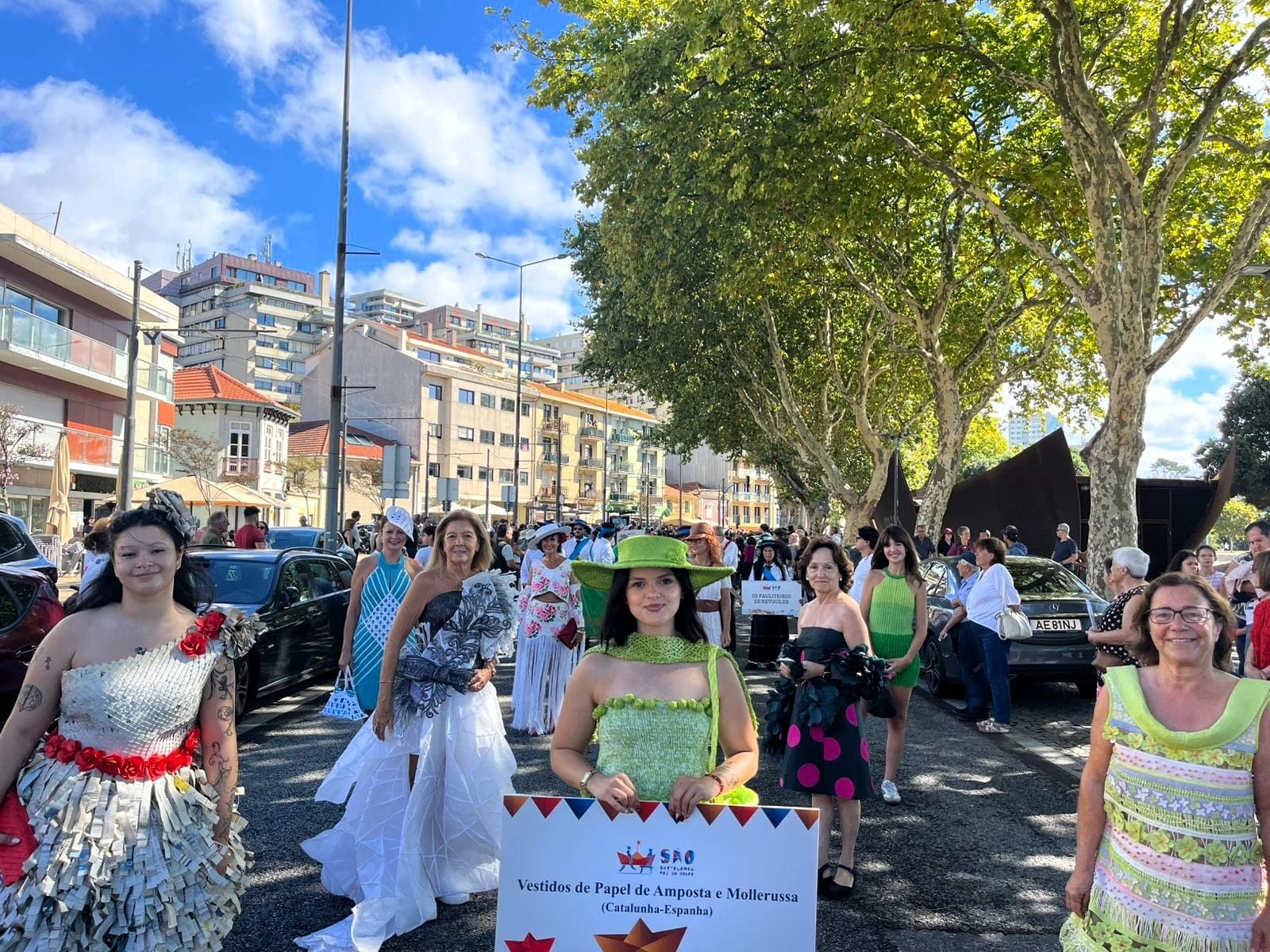 Mollerussa atansa a Porto la tradició dels vestits de paper