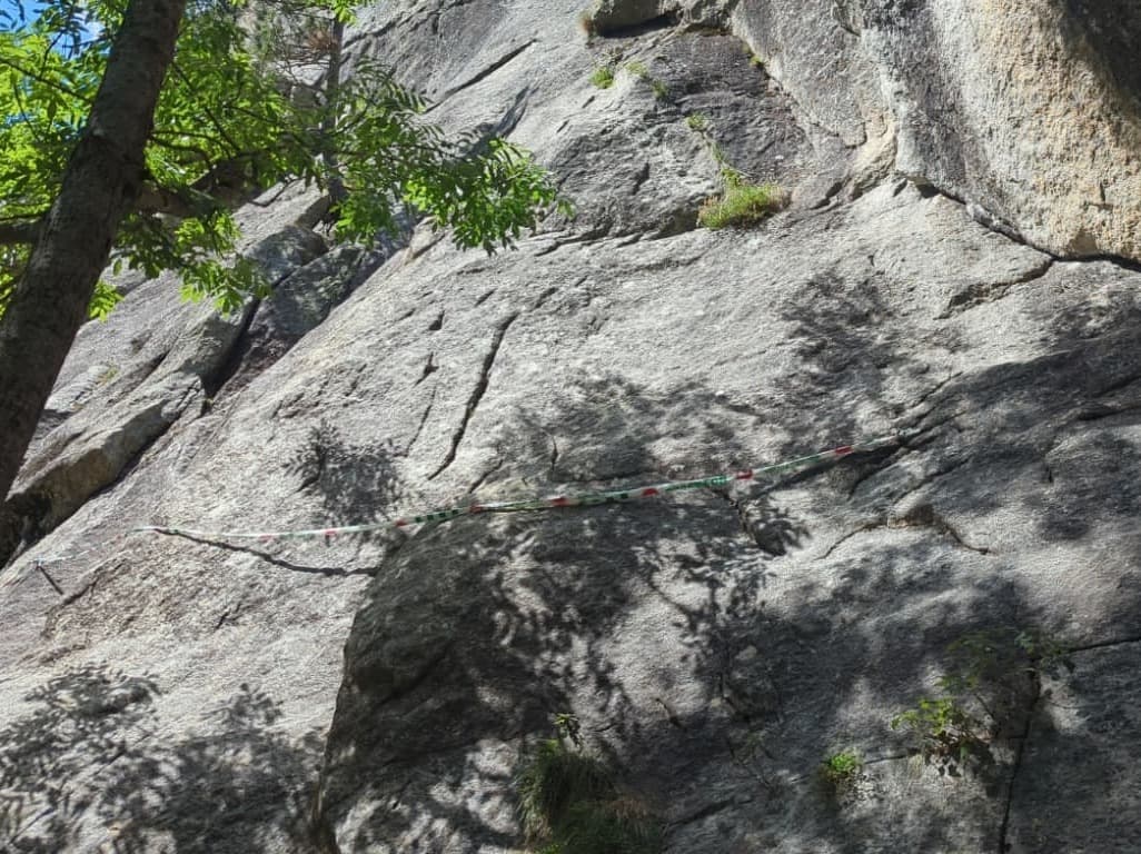 Tanquen dues vies d’escalada a la Vall de Boí per un bloc de roca inestable