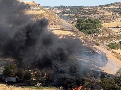Estabilitzat l'incendi de vegetació a Cervera que ha afectat una caseta d'obres i l'exterior d'una granja
