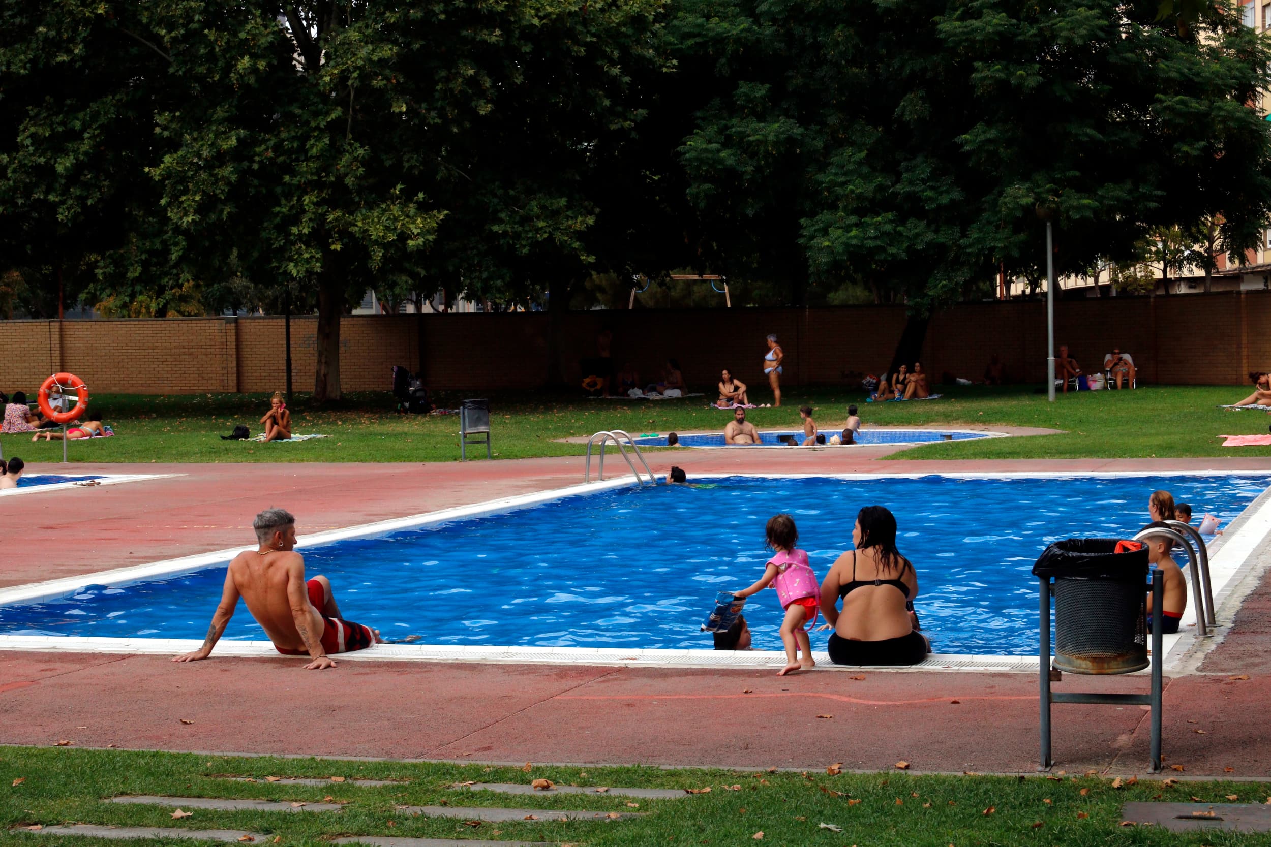 Les piscines municipals de Ponent tanquen temporada amb més afluència per la calor i incidències per excrements a l'aigua