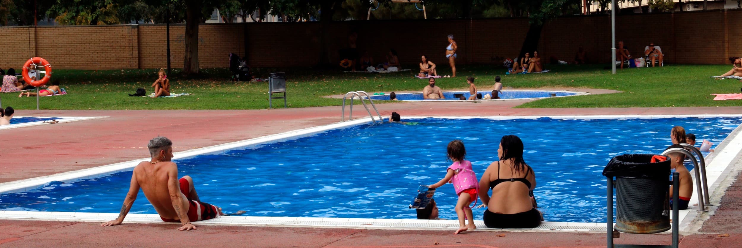Les piscines municipals de Ponent tanquen temporada amb més afluència per la calor i incidències per excrements a l'aigua