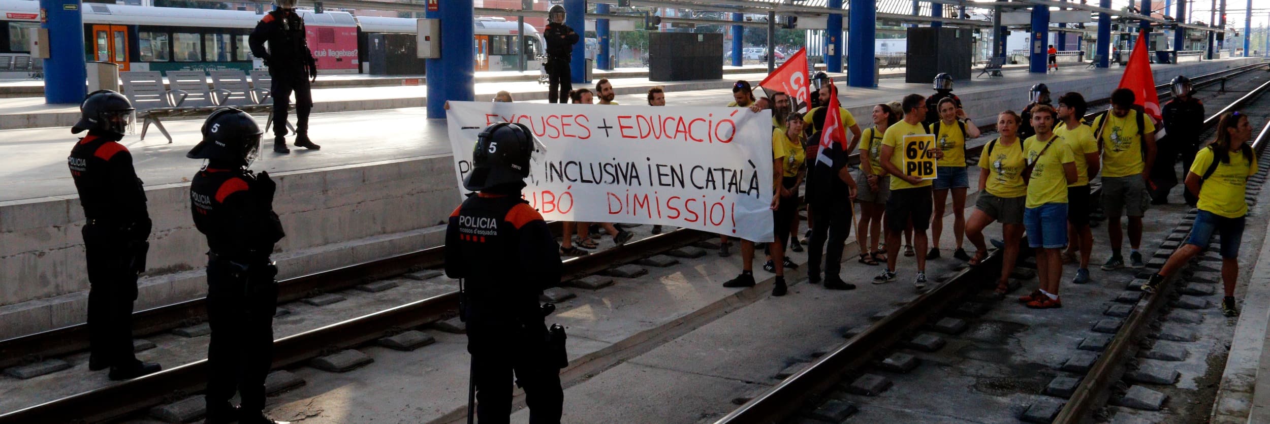 Els docents en vaga tallen les vies d’alta velocitat a la ciutat de Lleida
