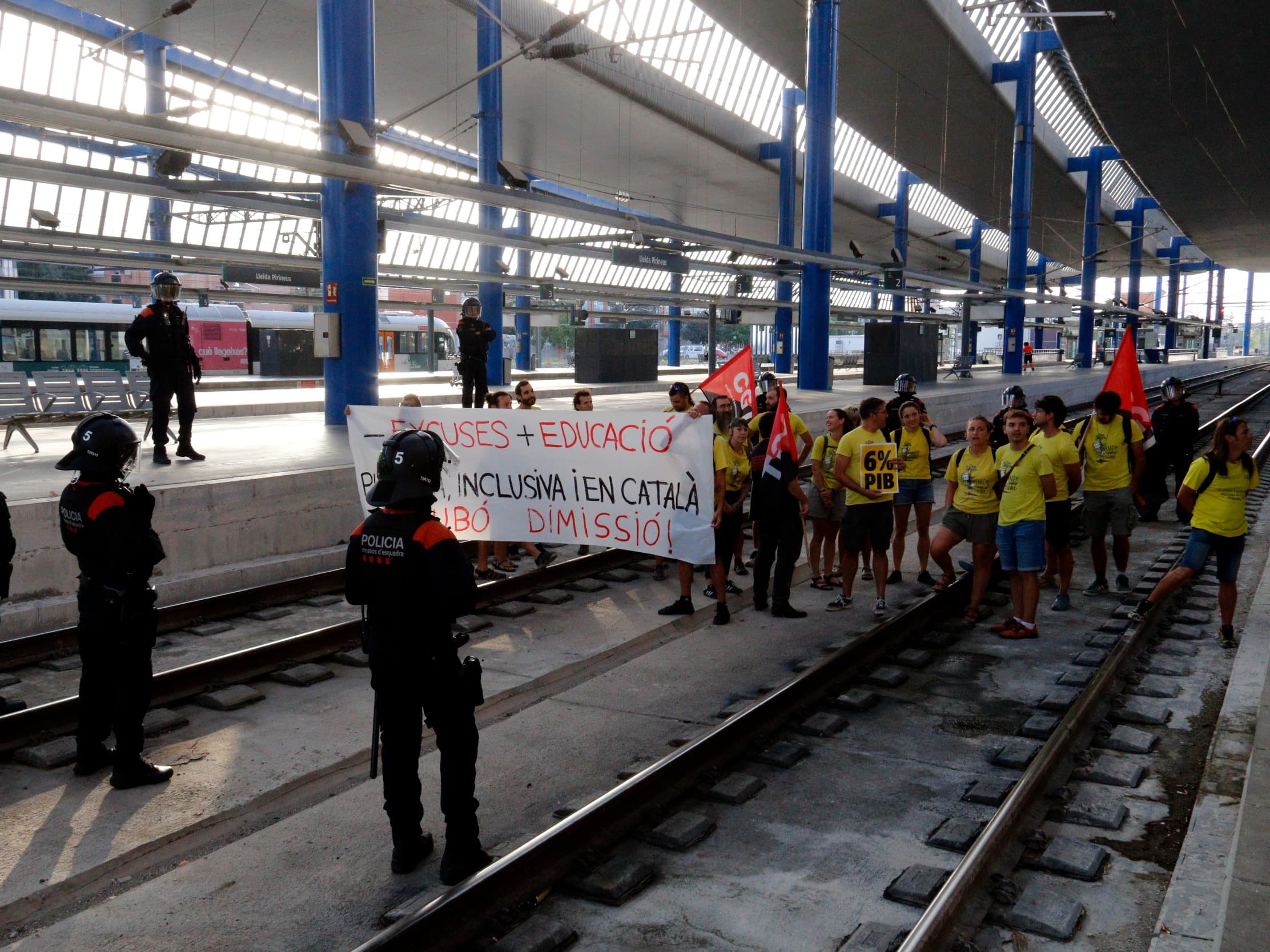 Els docents en vaga tallen les vies d’alta velocitat a la ciutat de Lleida