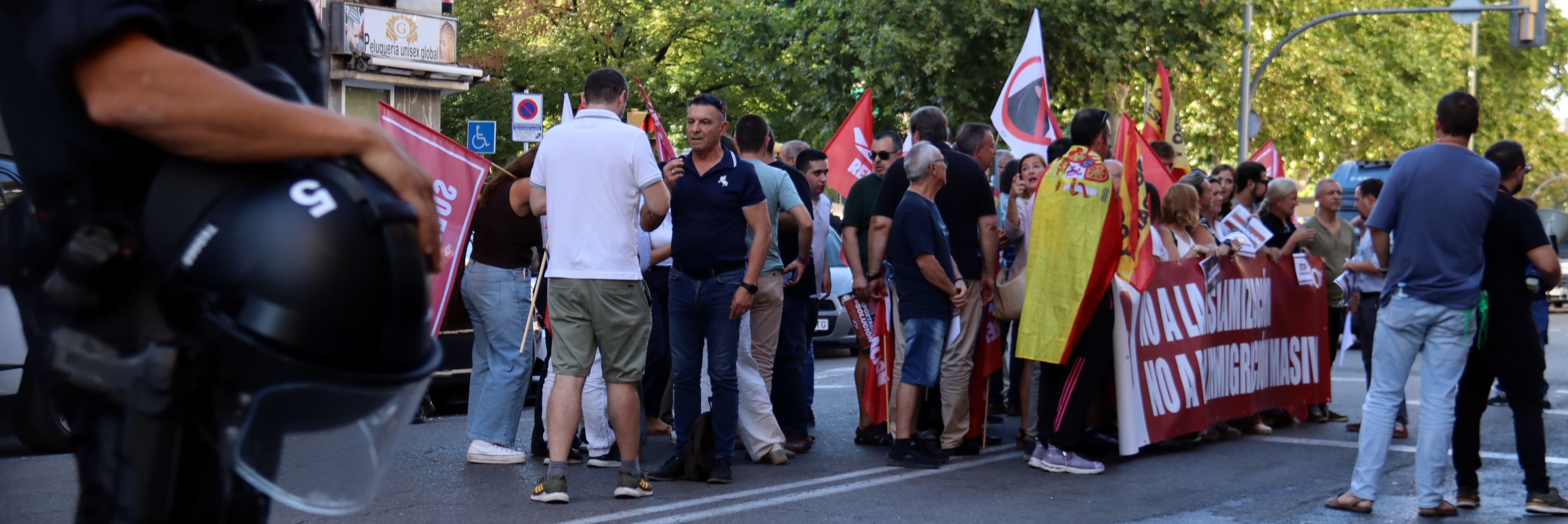 Desplegament policial a Lleida per evitar que una manifestació de Vox es trobi amb una concentració antifeixista