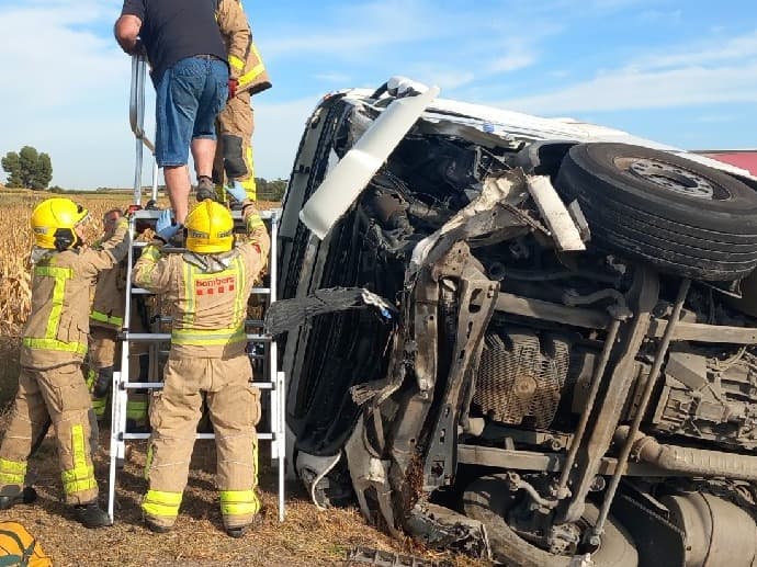 Un accident entre un camió i dos cotxes deixa dos ferits i obliga a tallar la L-200 a Puiggròs