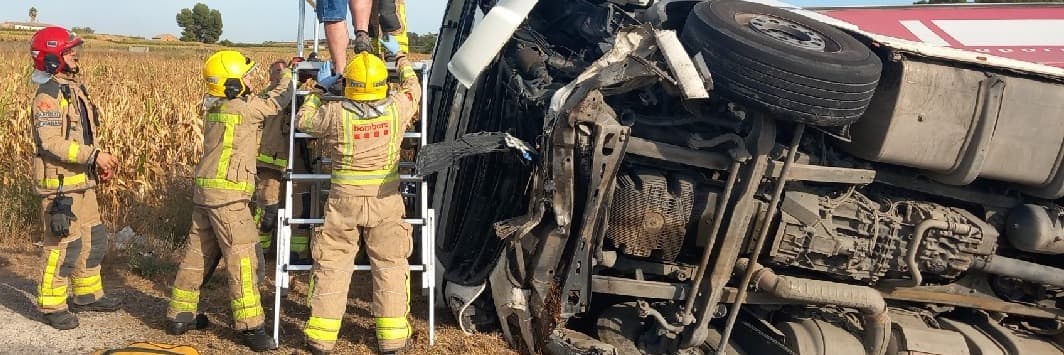 Un accident entre un camió i dos cotxes deixa dos ferits i obliga a tallar la L-200 a Puiggròs