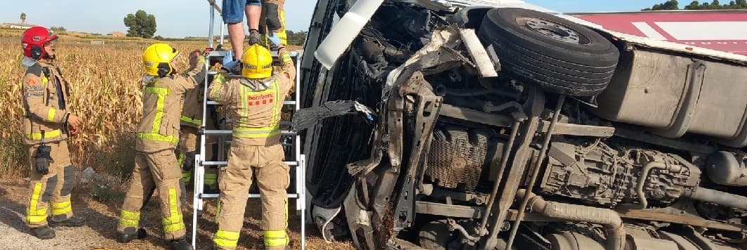 Un accident entre un camió i dos cotxes deixa dos ferits i obliga a tallar la L-200 a Puiggròs