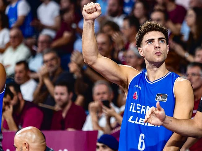 La plantilla de l'Ilerna Lleida pren nota dels errors acumulats durant el darrer minut davant el San Pablo Burgos