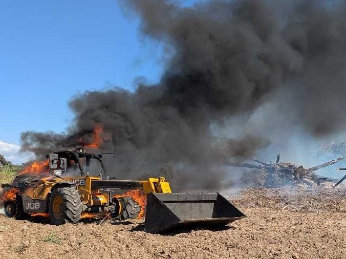 Extingit l'incendi d’una excavadora en un camp fruiter d’Alcarràs