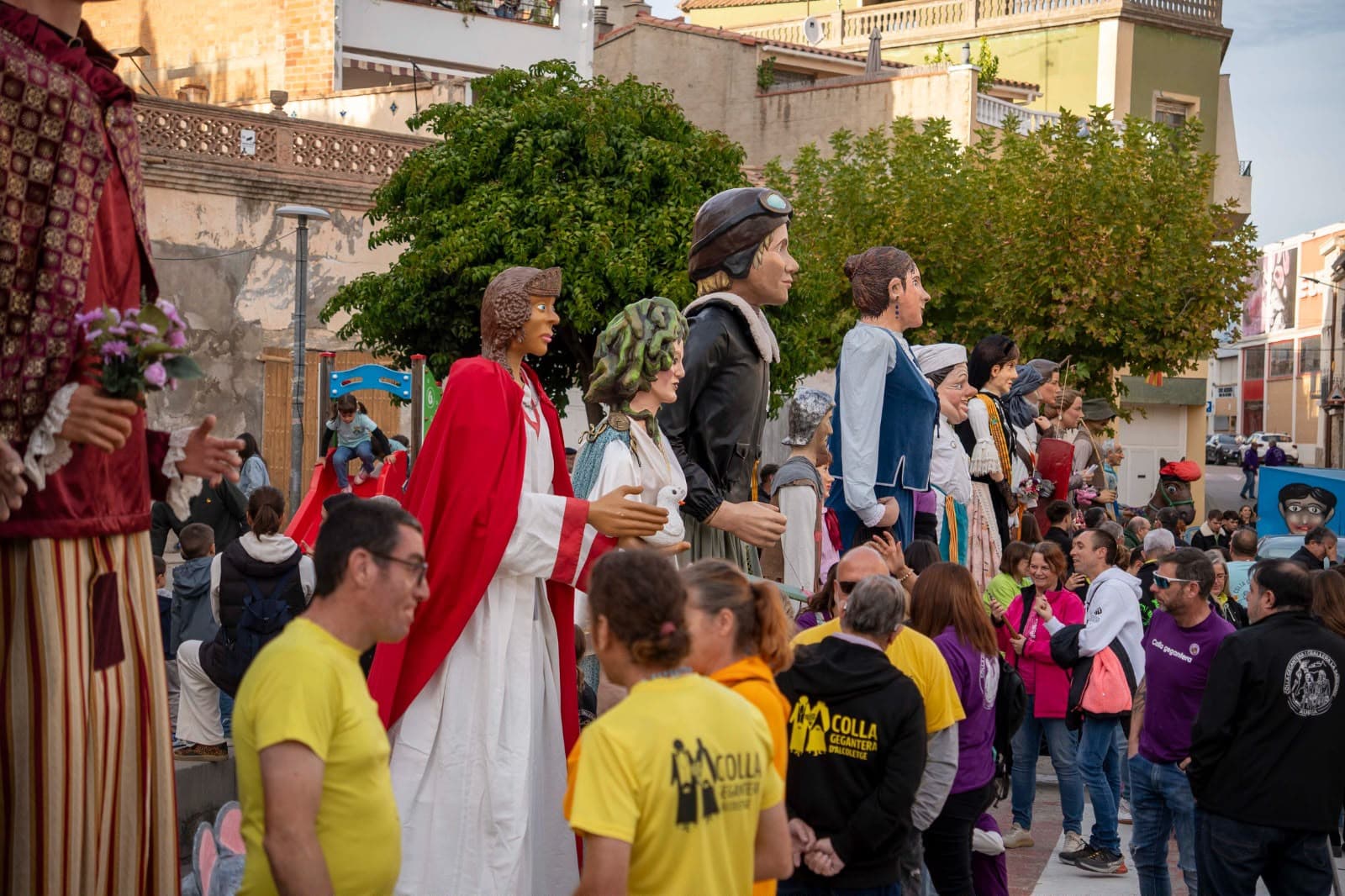 Alcoletge celebra la quarta Trobada Gegantera amb 15 colles i reuneix prop de 300 persones