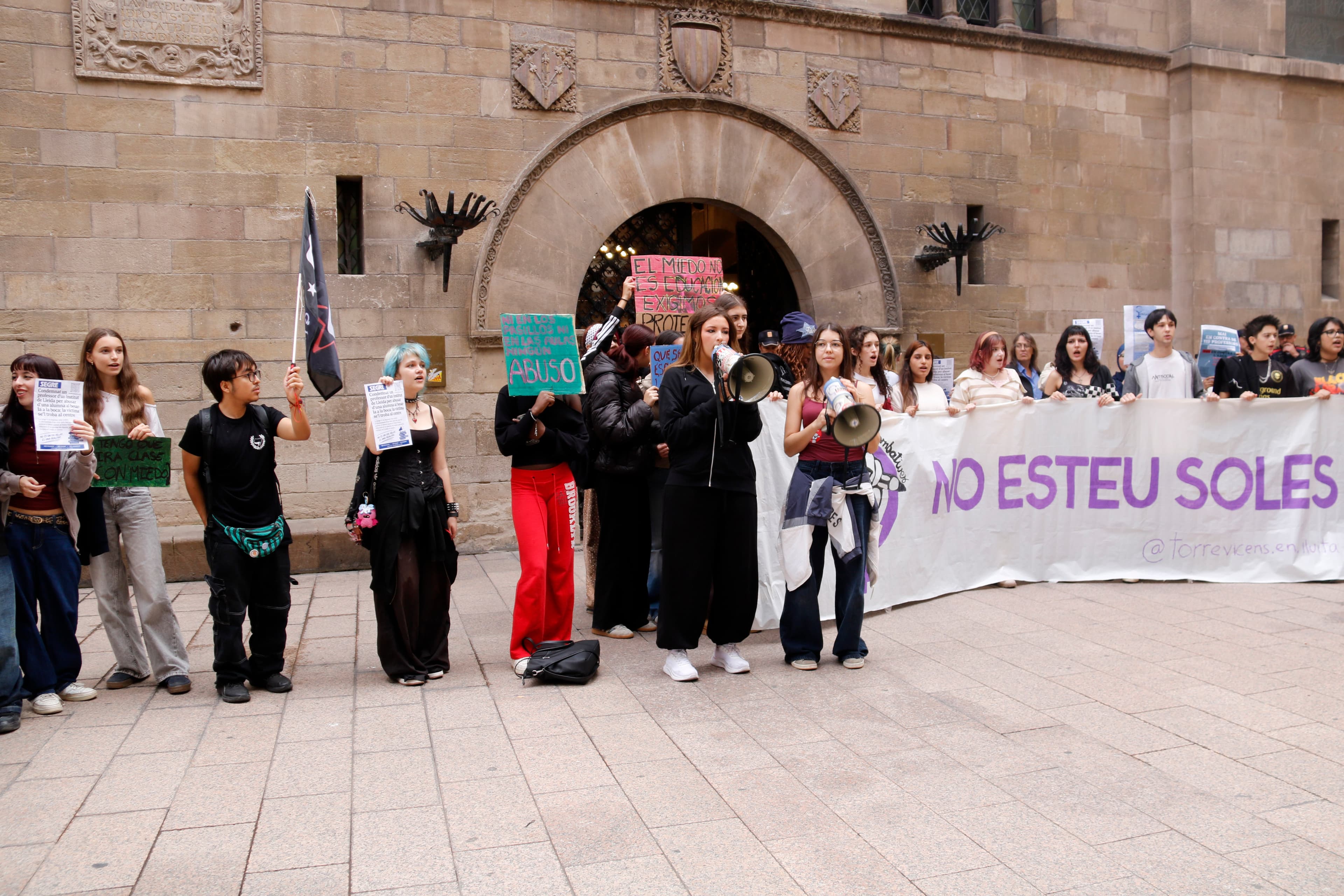 Alumnes de l'Insitut Torre Vicens de Lleida exigeixen la inhabilitació del docent condemnat per besar una alumna