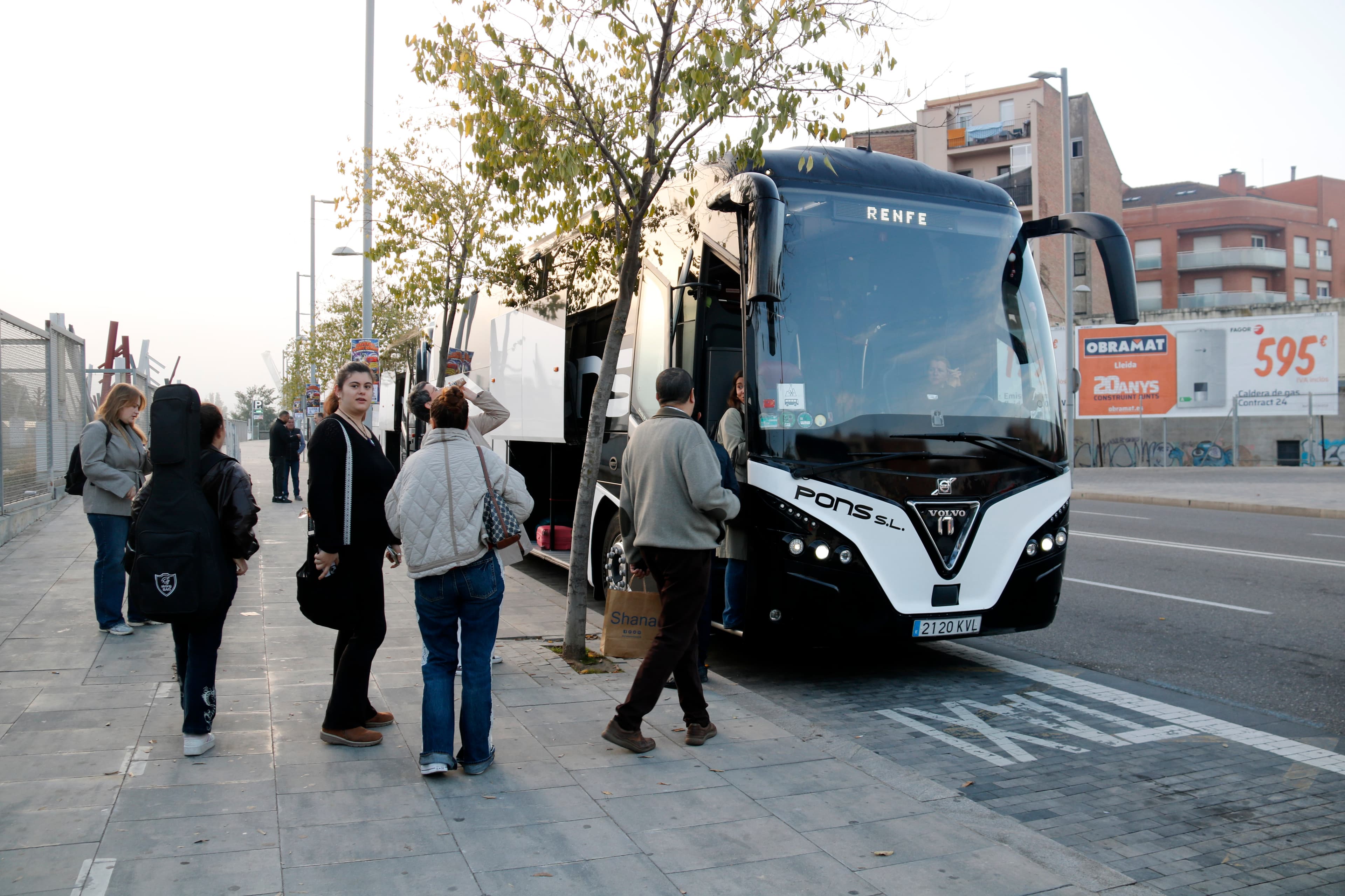 La jornada de vaga de maquinistes a l’estació de Lleida presenta menys passatgers de l’habitual i un servei alternatiu per carretera
