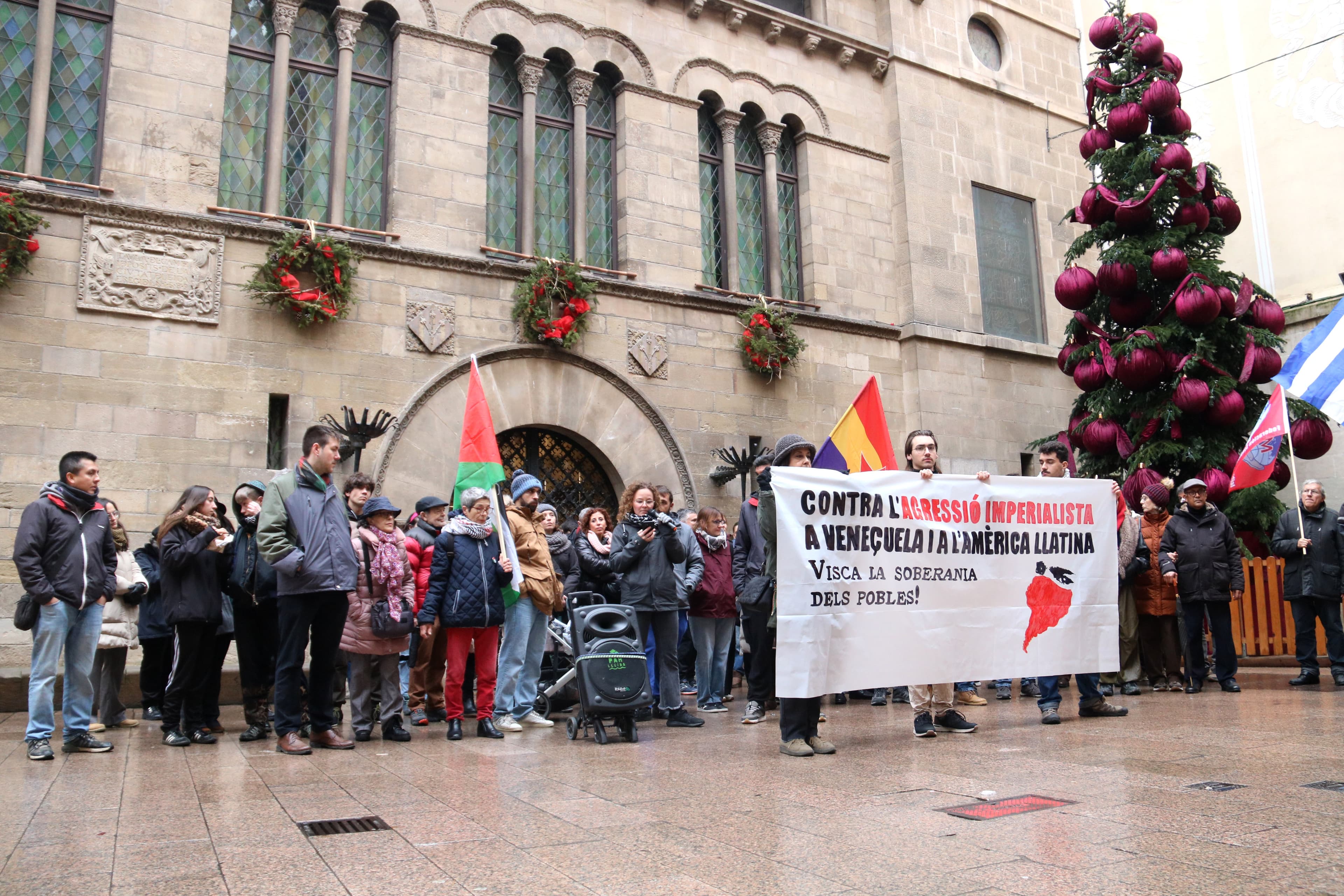 Una setantena de persones es manifesten a Lleida contra “l’ofensiva imperialista” dels EE.UU. a Veneçuela