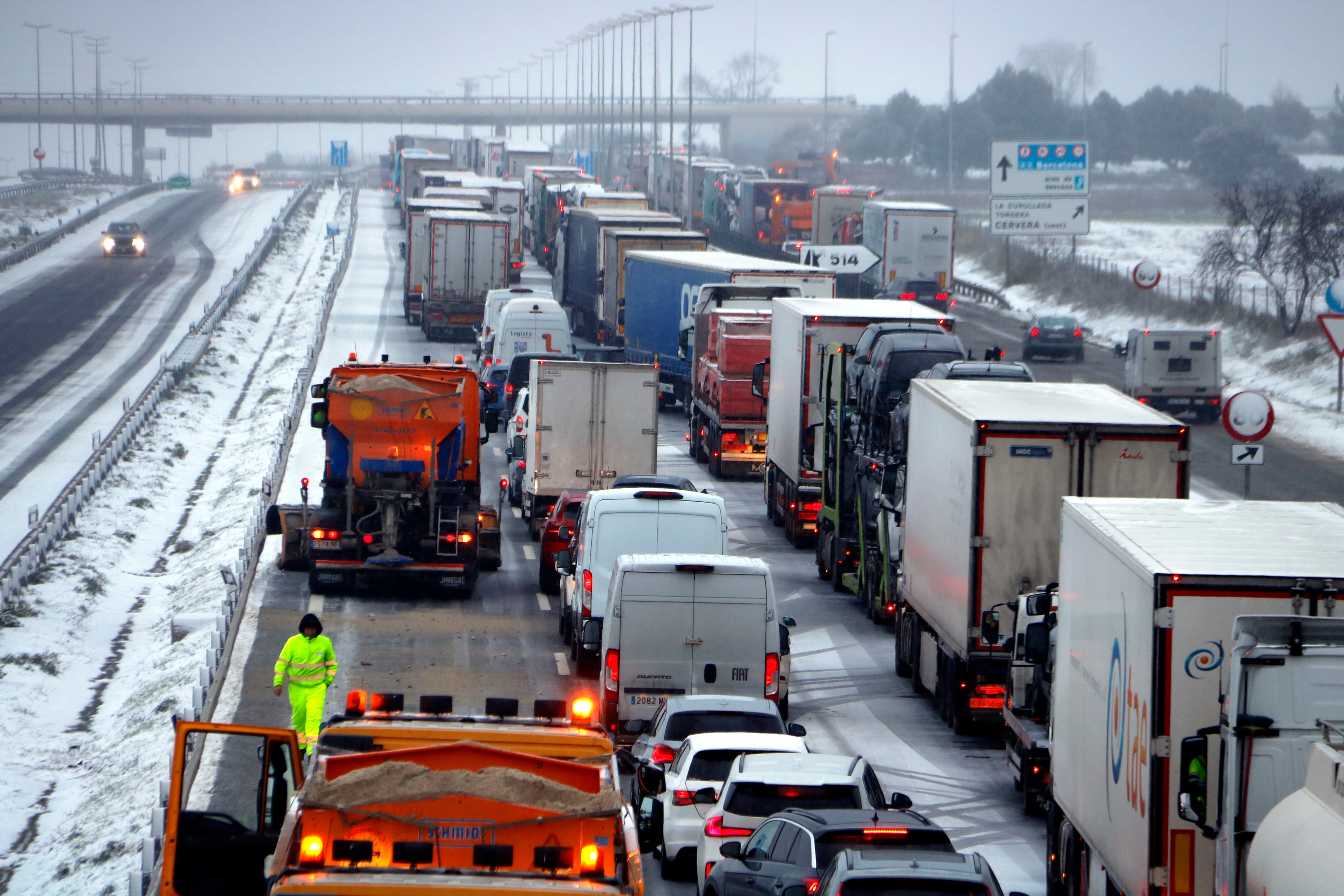 Un accident provoca un col·lapse a l’A-2, a Fonolleres, en plena nevada