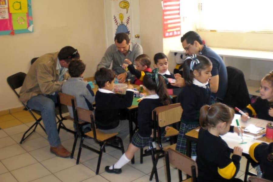 Un estudi conclou que els factors socioculturals i econòmics no determinen la relació família-escola en els centres educatius