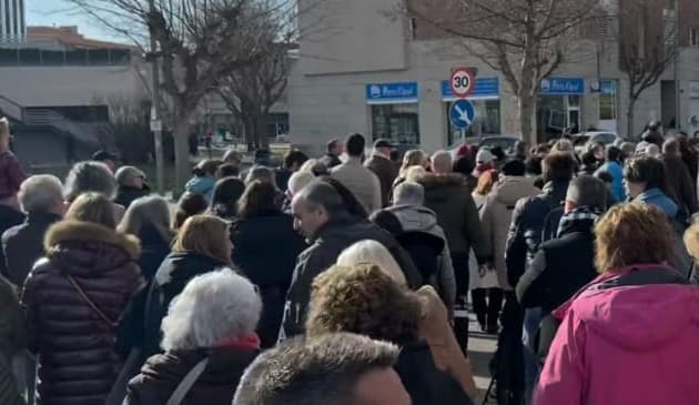 Al voltant de 300 persones participen a la manifestació en contra de l'allotjament de persones sense llar de Balàfia