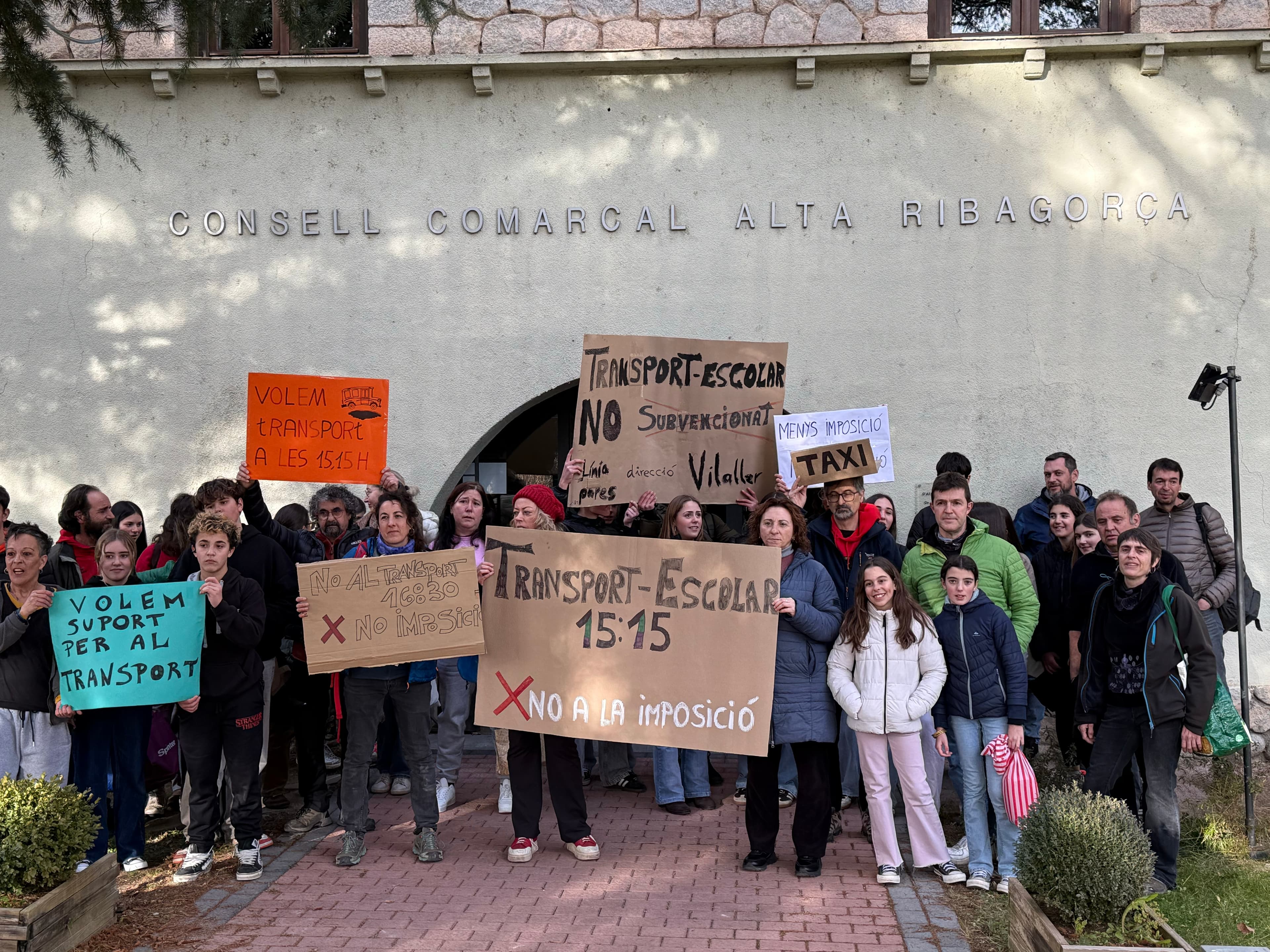 Una trentena de famílies de l'Alta Ribagorça es mobilitzen contra el nou horari del transport escolar de l'institut del Pont de Suert