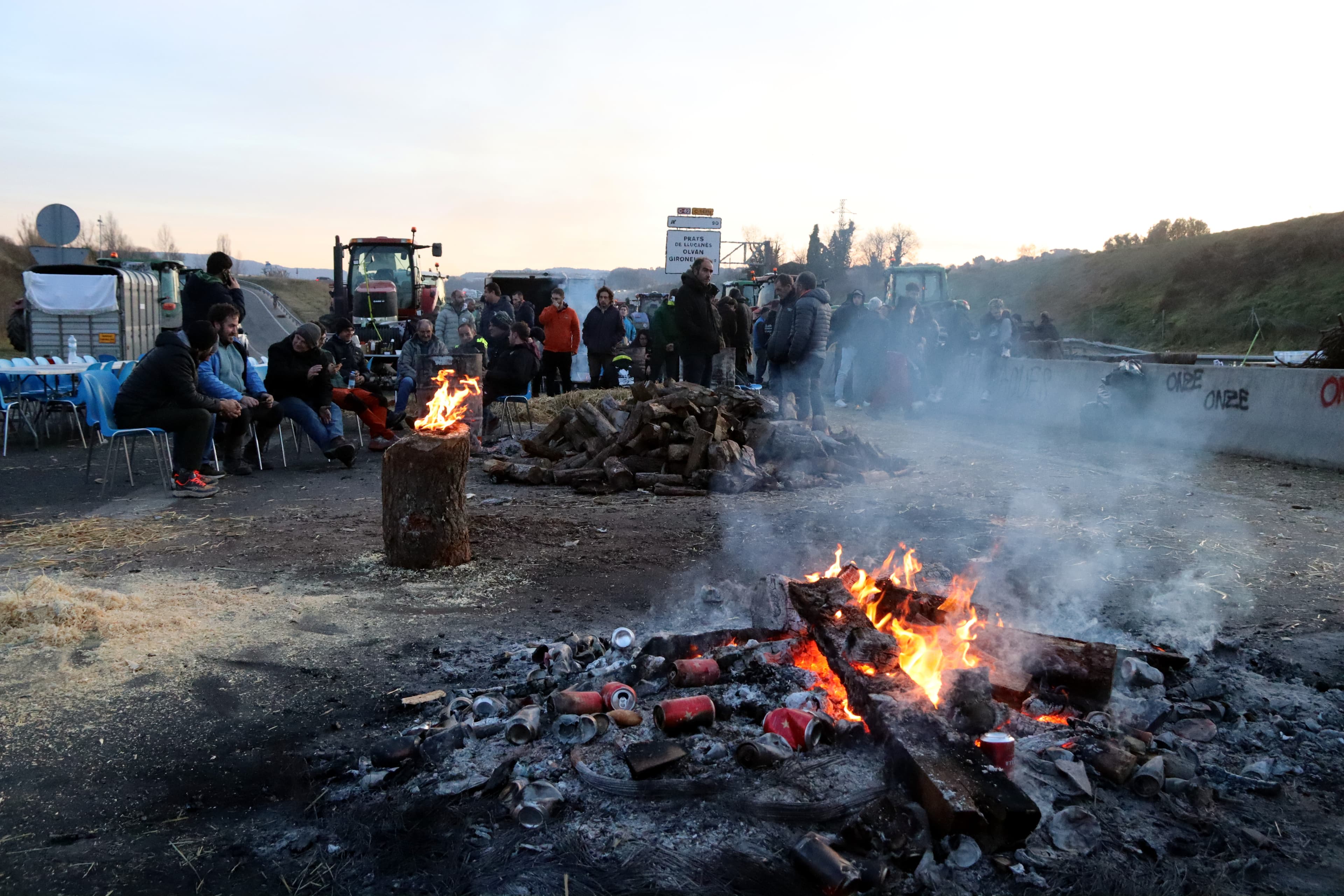 Els pagesos aixequen els talls a les carreteres i diuen que vetllaran que les promeses d'Ordeig i Illa es facin realitat