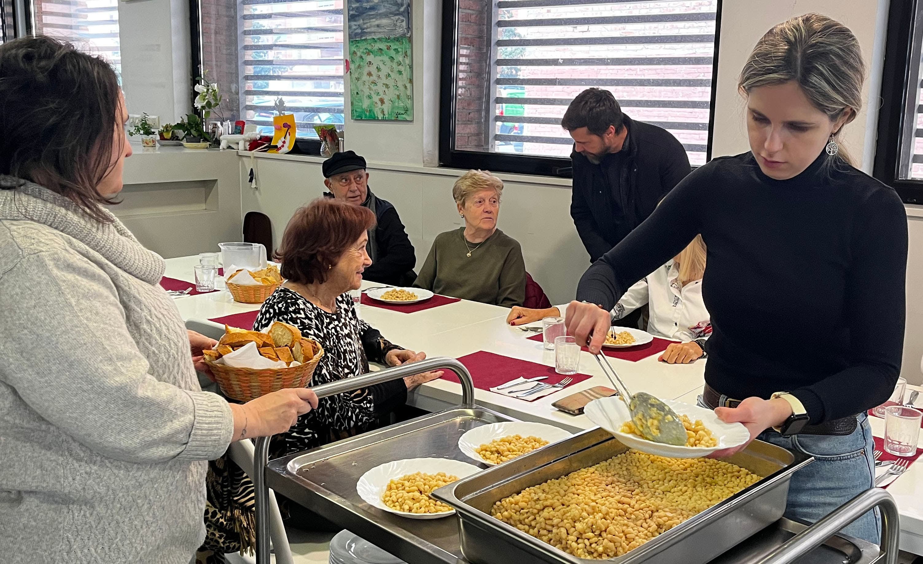 Els Centres Sèniors municipals de Lleida estrenen el servei de menjador amb 60 persones el primer dia