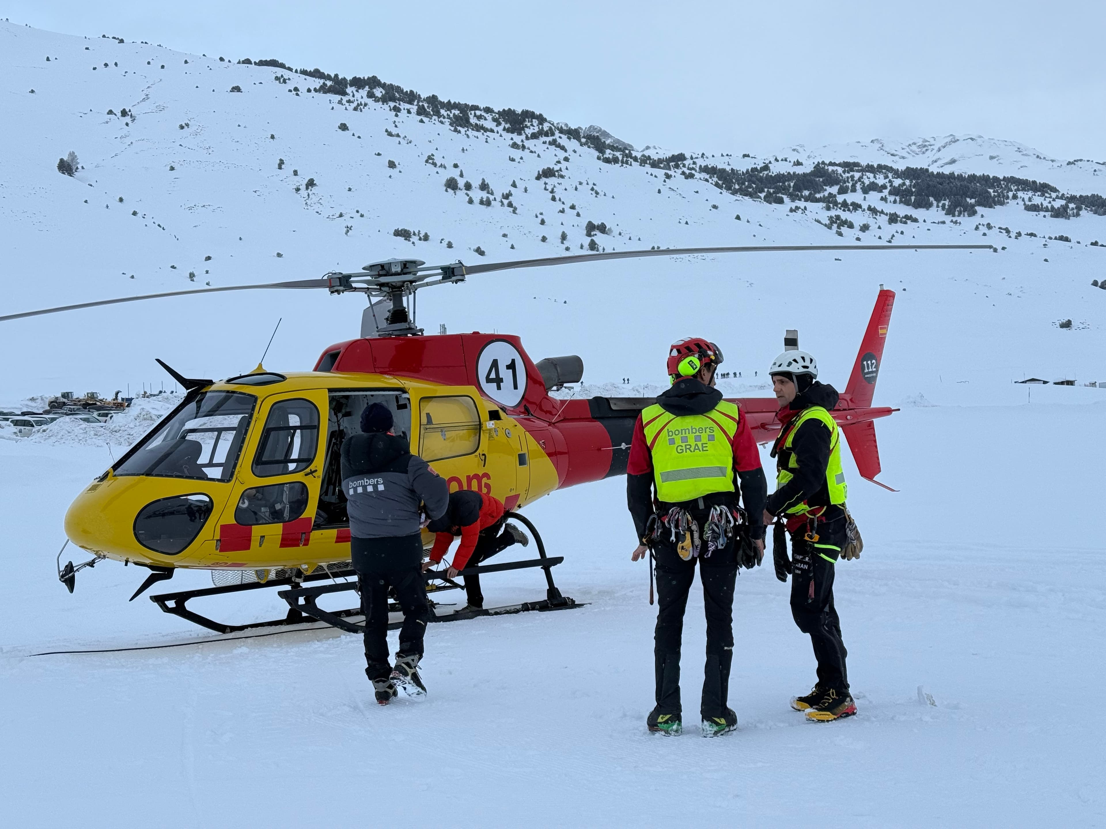 Els Pompièrs d’Aran aixequen el dispositiu de l'allau que va atrapar un esquiador que estava fora pista a Baqueira Beret