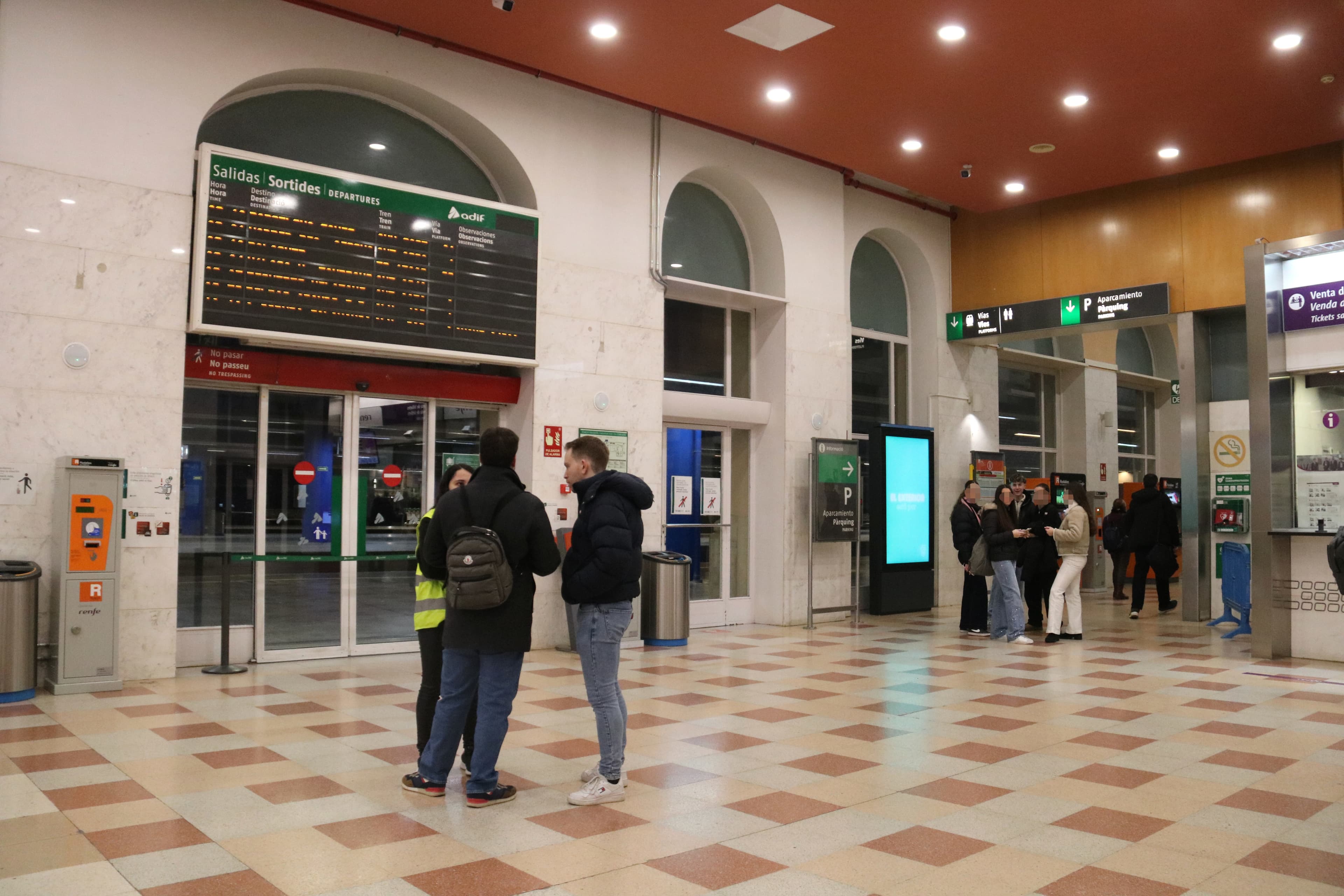 Usuaris de Rodalies a Lleida, abocats a agafar trens d'alta velocitat, autobusos o vehicles de lloguer com a alternativa