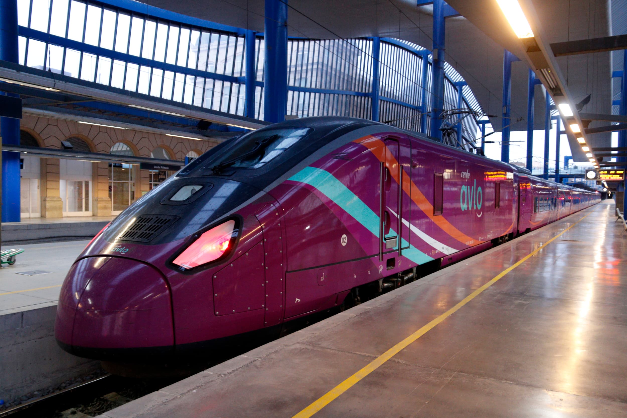 Els primers AVANT gratuïts pel caos de Rodalies surten més d'una hora i mitja tard