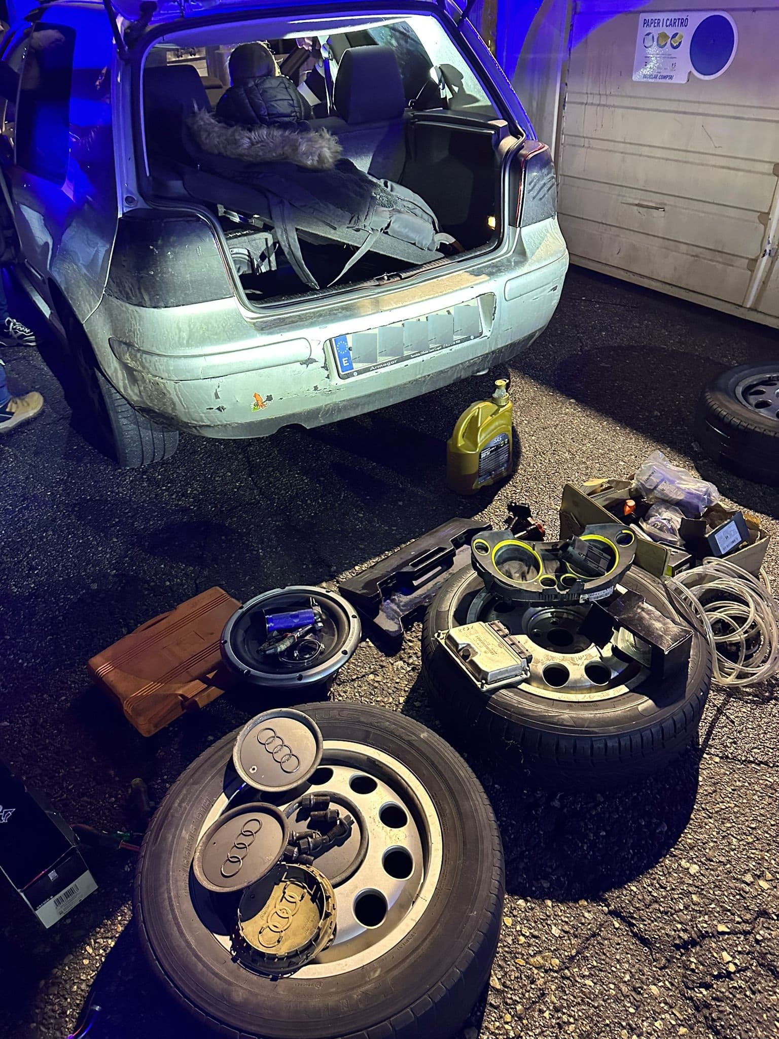 Els Mossos d'Esquadra detenen 5 persones per robar tres rodes d'un vehicle a Cervera