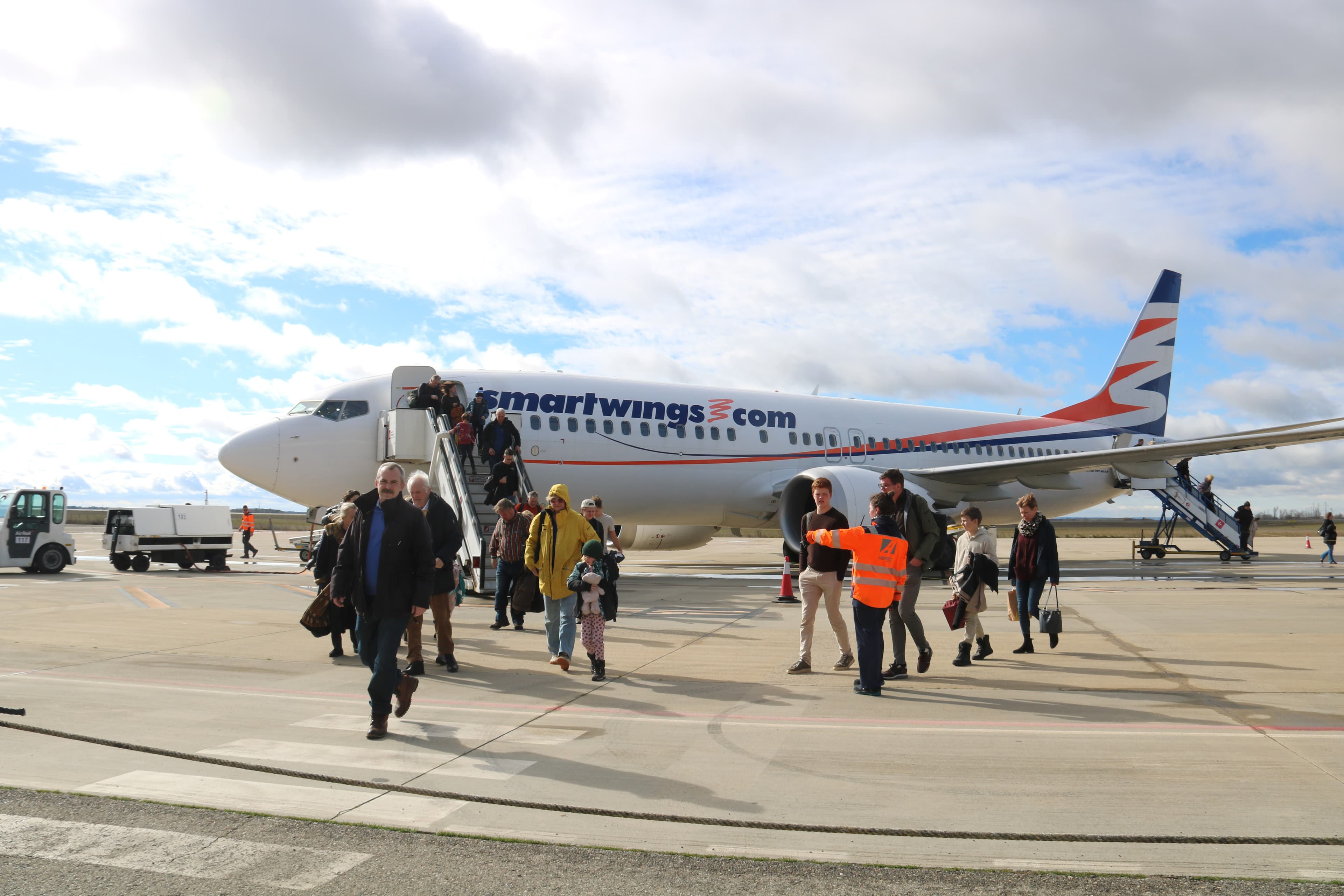 Un centenar d’esquiadors suecs arriben a l’aeroport de Lleida-Alguaire en el primer vol de la temporada d’hivern de Quality Travel