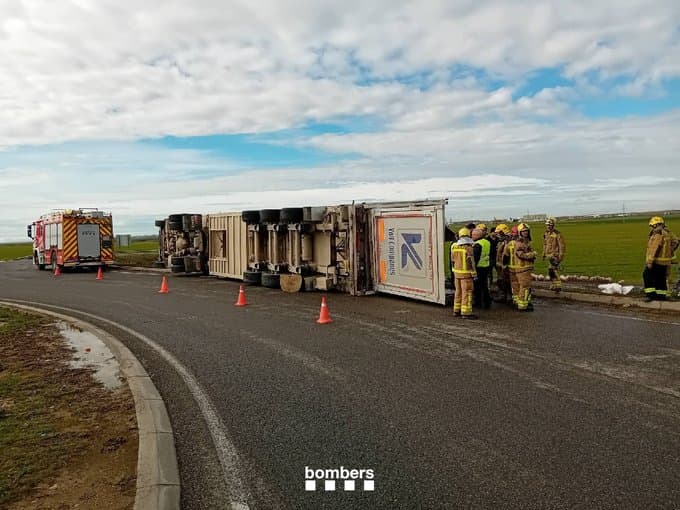 Bolca un camió que transportava porcs a la rotonda de l'A-14 a Alguaire