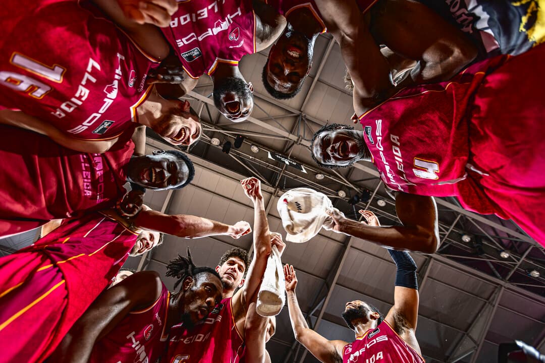 La plantilla del Hiopos Lleida vol donar-li “motius per animar” a la seva afició