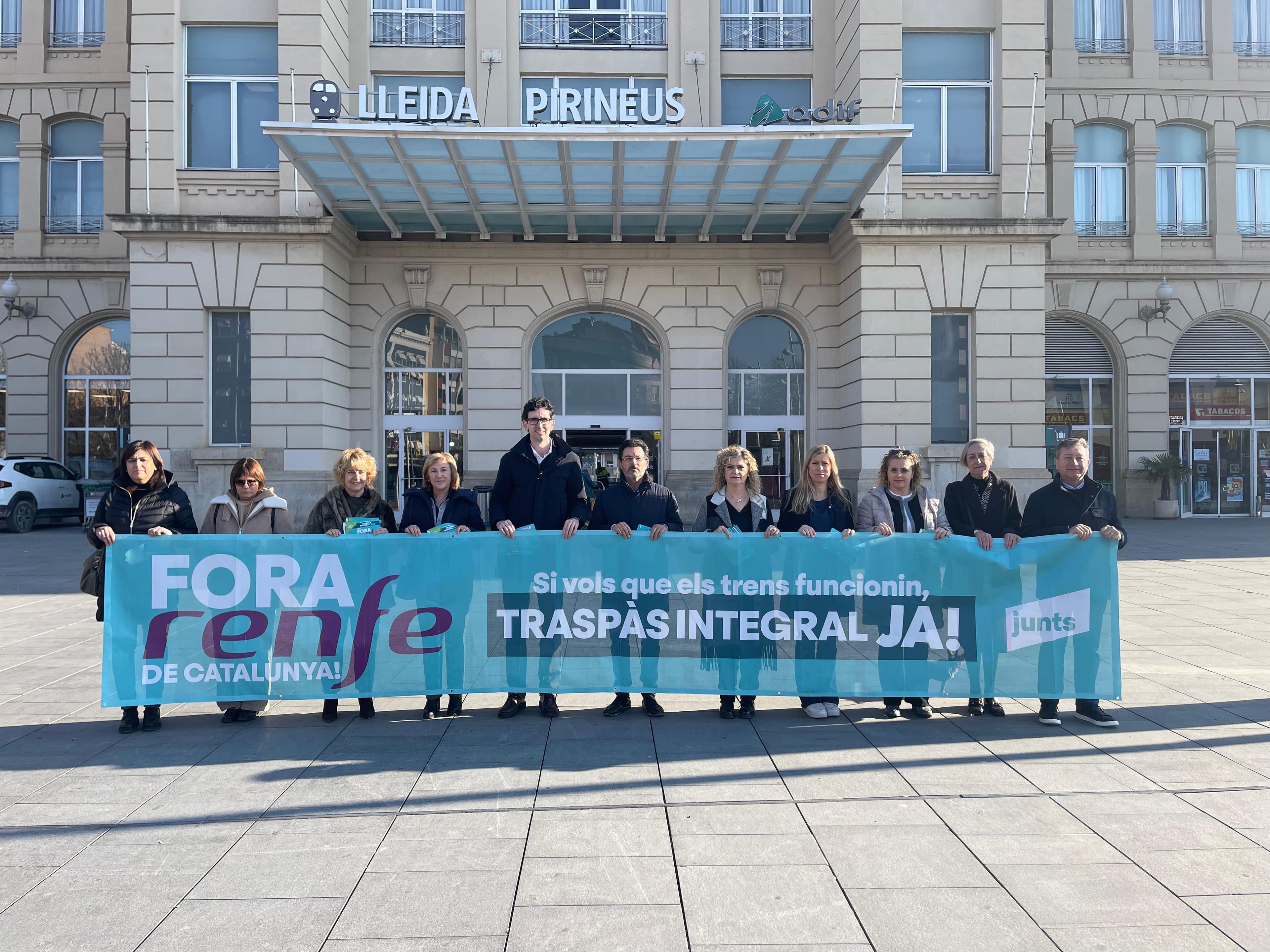 Junts denuncia la mala gestió de Renfe en una acció simultània arreu del país