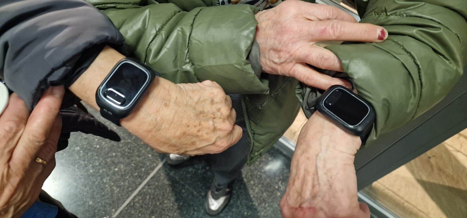 L’Ajuntament de Benavent de Segrià lliura gratuïtament rellotges de protecció i autonomia personal a al gent gran del poble