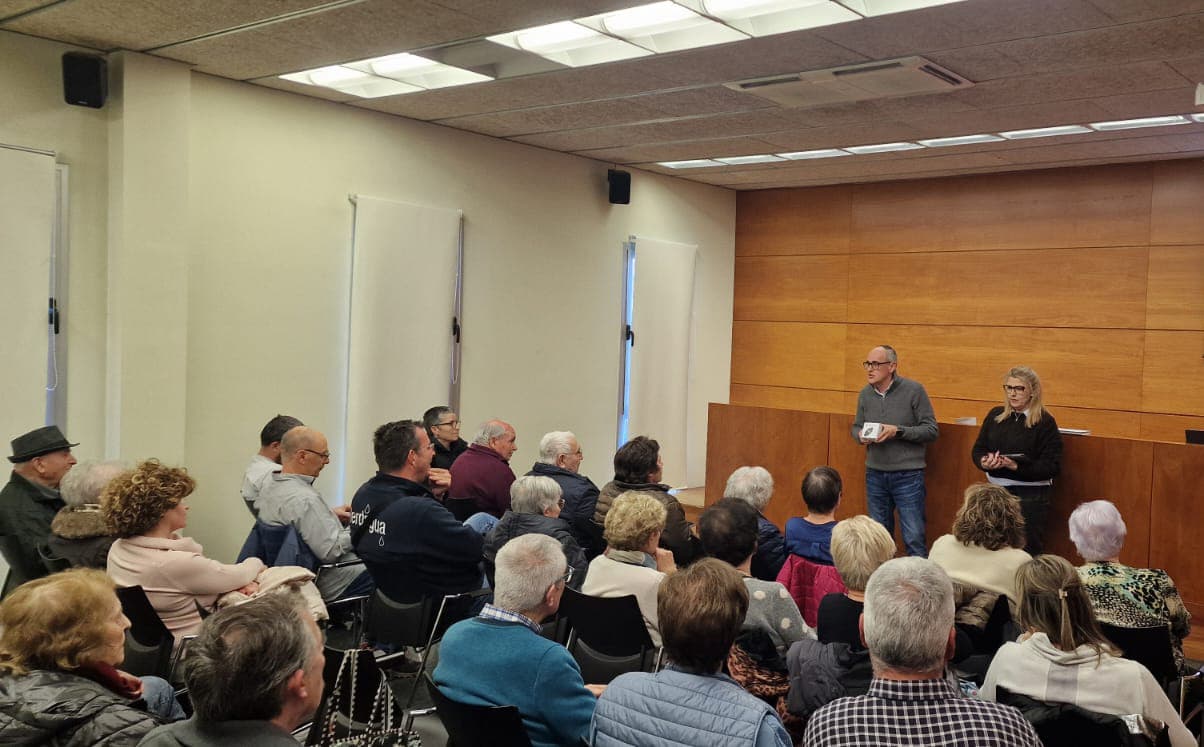 L’Ajuntament de Benavent de Segrià lliura gratuïtament rellotges de protecció i autonomia personal a al gent gran del poble